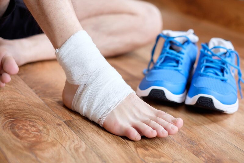 Cách điều trị đau chân sau khi đá bóng